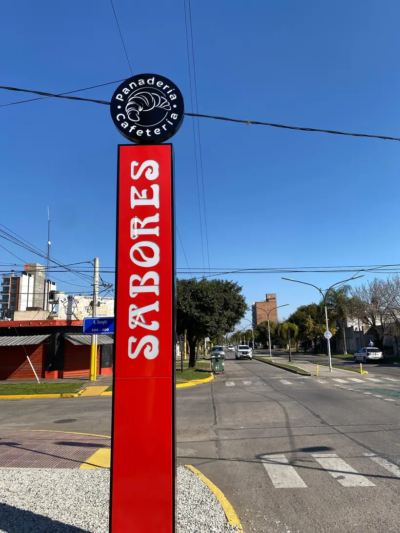 Sabores — Tótem esquinero. Trabajo realizado por Zengráfica en San Lorenzo, Santa Fe.
