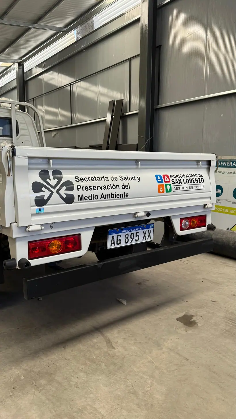Secretaría de Salud y Medio Ambiente — Ploteo sobre caja de carga. Trabajo realizado por Zengráfica en San Lorenzo, Santa Fe.