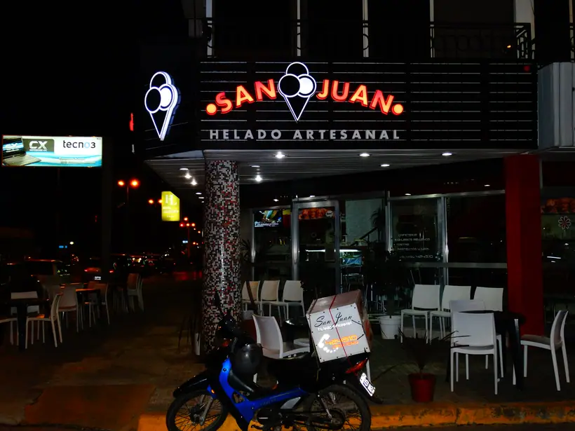 San Juan Helado Artesanal — Frente comercial iluminado. Trabajo realizado por Zengráfica en San Lorenzo, Santa Fe.