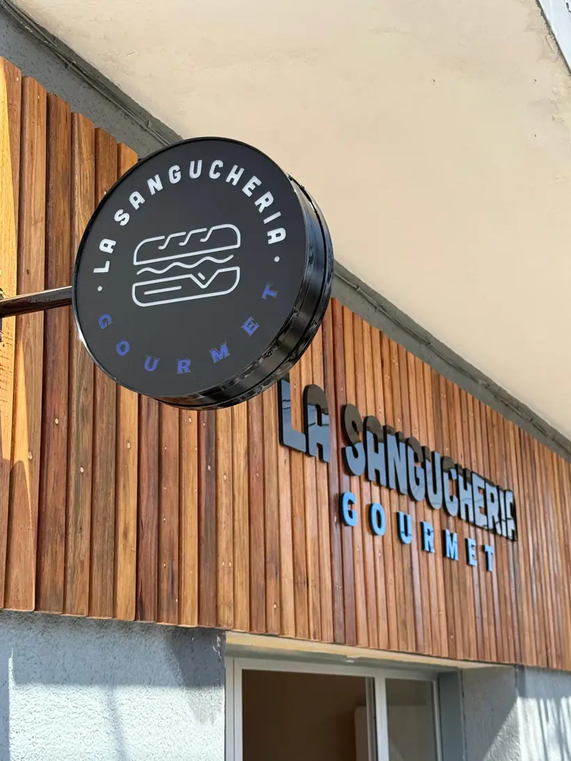 La Sanguchería Gourmet — Saliente circular y corpóreas. Trabajo realizado por Zengráfica en San Lorenzo, Santa Fe.