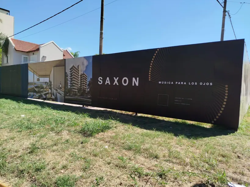 Saxon — Cartel de gran formato en predio. Trabajo realizado por Zengráfica en San Lorenzo, Santa Fe.