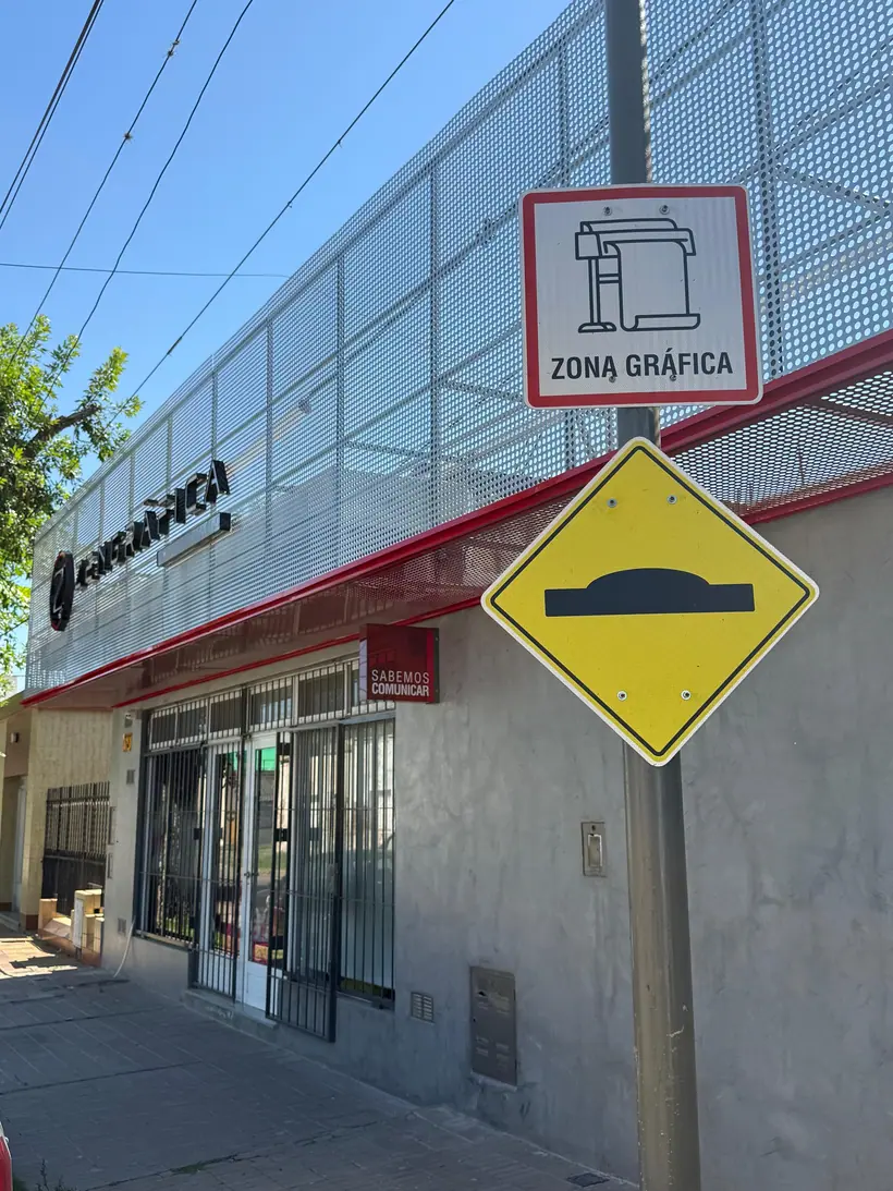 Señalética vial — Cartelería normalizada de tránsito. Trabajo realizado por Zengráfica en San Lorenzo, Santa Fe.