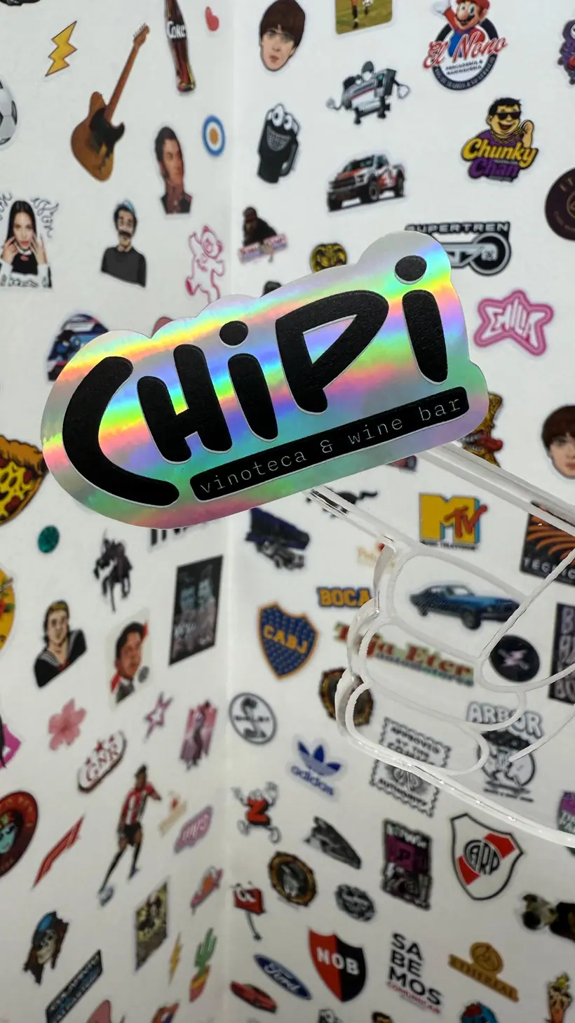 Stickers holográficos — Troquelado de contorno. Trabajo realizado por Zengráfica en San Lorenzo, Santa Fe.
