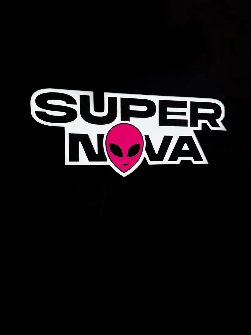 Supernova — Corpóreo con logo troquelado. Trabajo realizado por Zengráfica en San Lorenzo, Santa Fe.