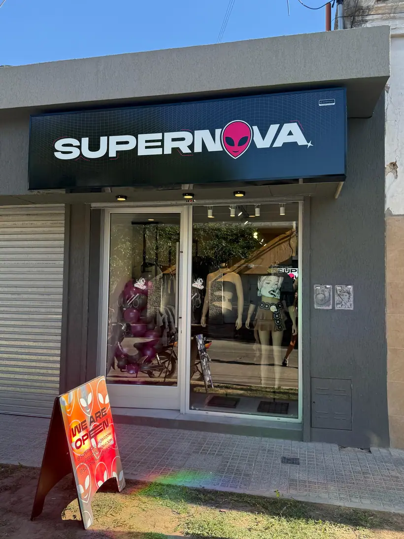 Supernova — Frente comercial iluminado. Trabajo realizado por Zengráfica en San Lorenzo, Santa Fe.