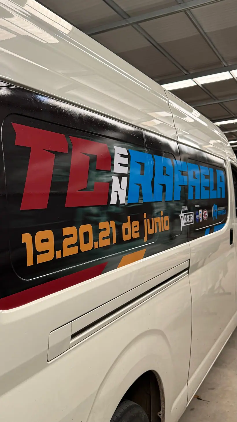 TC en Rafaela — Ploteo de evento sobre utilitario. Trabajo realizado por Zengráfica en San Lorenzo, Santa Fe.