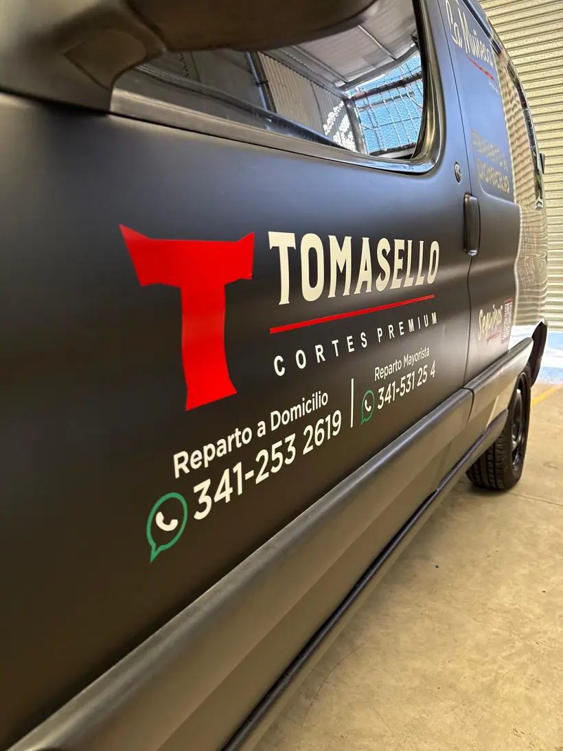 Tomasello Cortes Premium — Furgón de reparto a domicilio. Trabajo realizado por Zengráfica en San Lorenzo, Santa Fe.