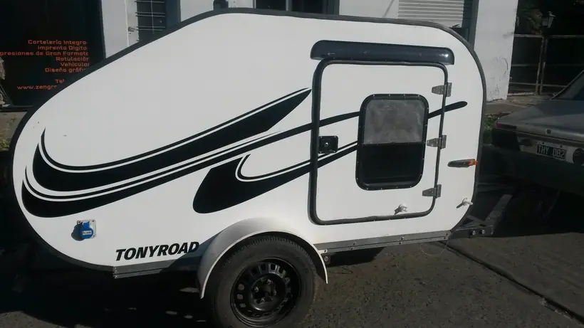 Tonyroad — Trailer con gráfica de contorno. Trabajo realizado por Zengráfica en San Lorenzo, Santa Fe.