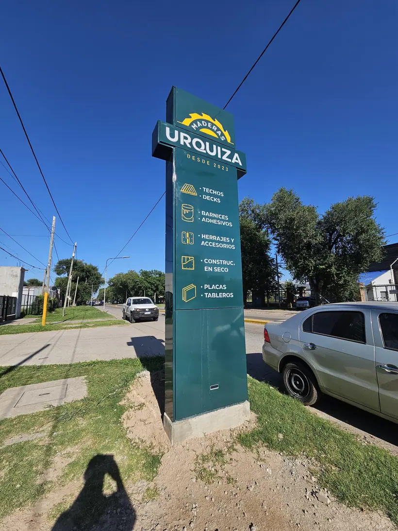 Urquiza — Tótem publicitario en vía pública. Trabajo realizado por Zengráfica en San Lorenzo, Santa Fe.