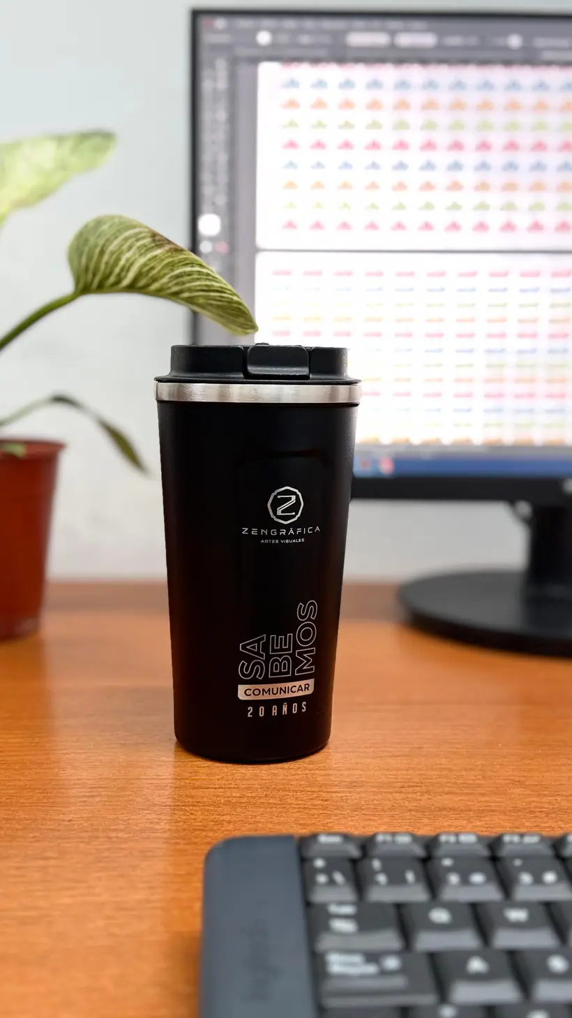 Vaso de café corporativo — Grabado a una posición. Trabajo realizado por Zengráfica en San Lorenzo, Santa Fe.