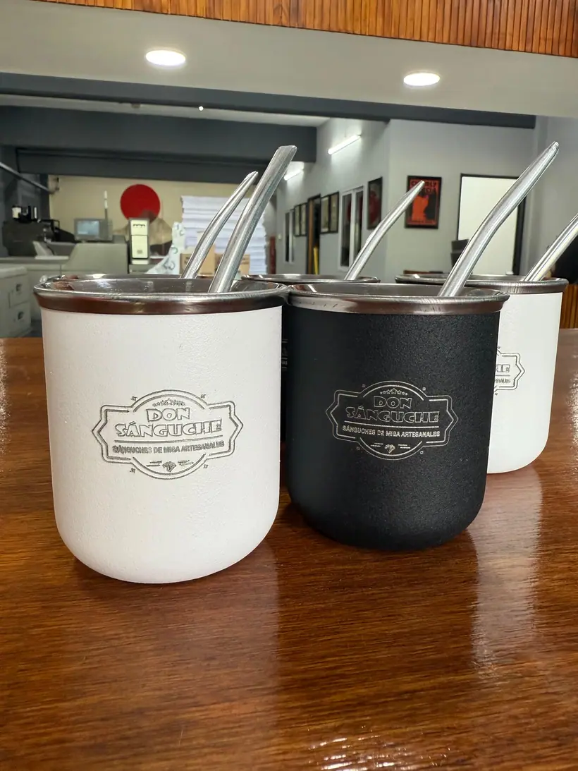 Vasos térmicos — Grabado láser sobre acero. Trabajo realizado por Zengráfica en San Lorenzo, Santa Fe.