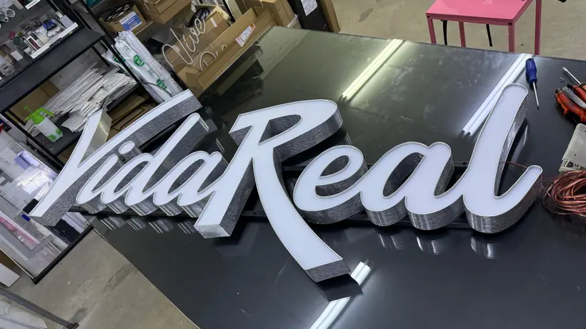 Vida Real — Corpóreas con frente espejado. Trabajo realizado por Zengráfica en San Lorenzo, Santa Fe.
