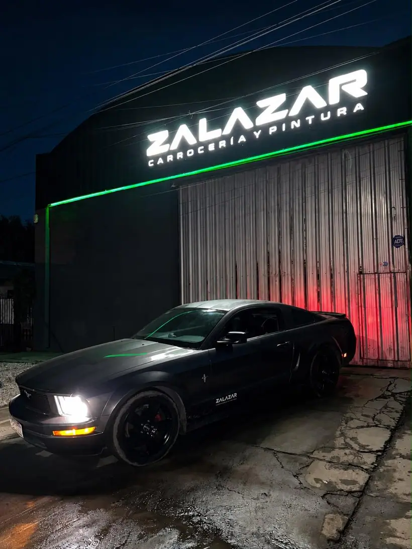 Zalazar Carrocería y Pintura — Frente iluminado con perfil LED. Trabajo realizado por Zengráfica en San Lorenzo, Santa Fe.