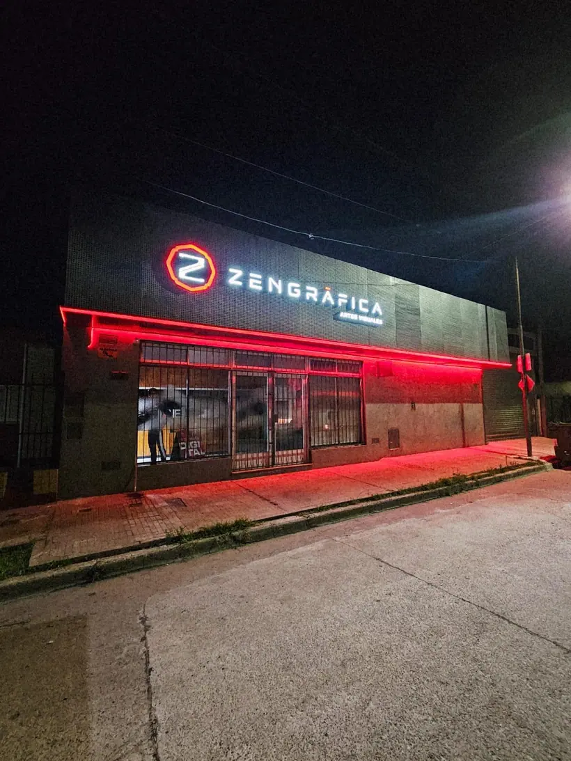 Zengráfica — Nuestro propio taller, de noche. Trabajo realizado por Zengráfica en San Lorenzo, Santa Fe.